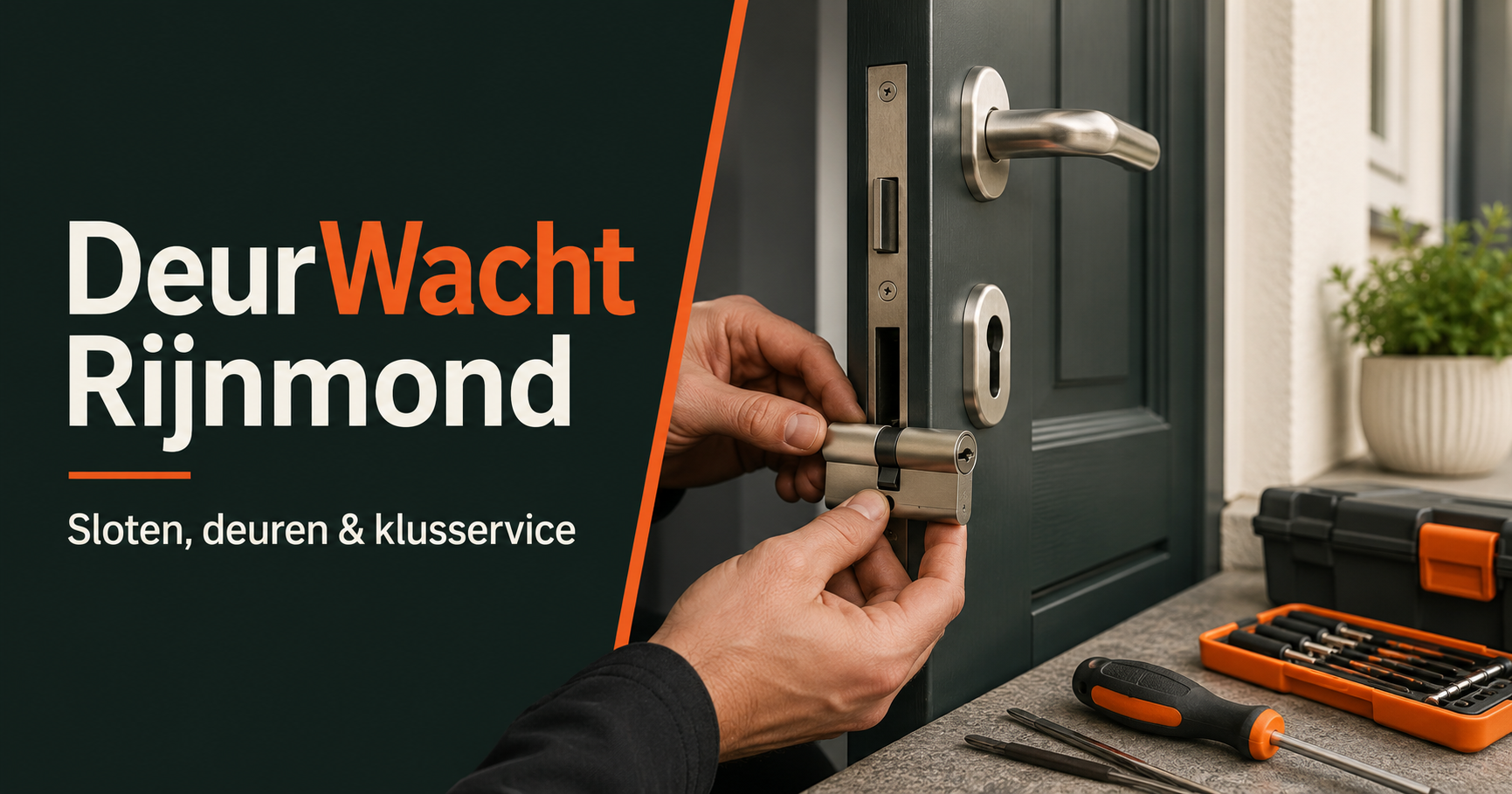 Een vakman die een cilinderslot in een voordeur plaatst
